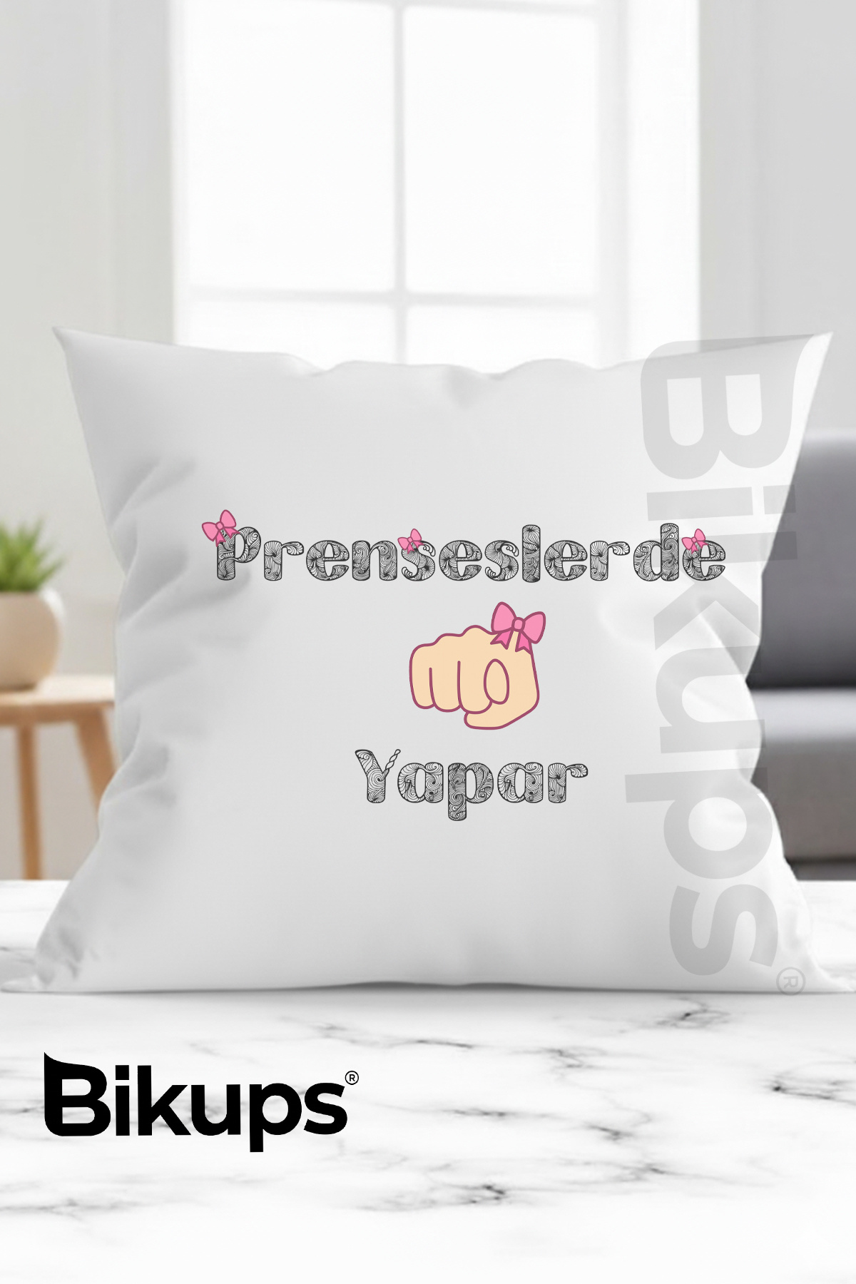 Prenseslerde Nah Yapar Baskılı Yastık 28x28