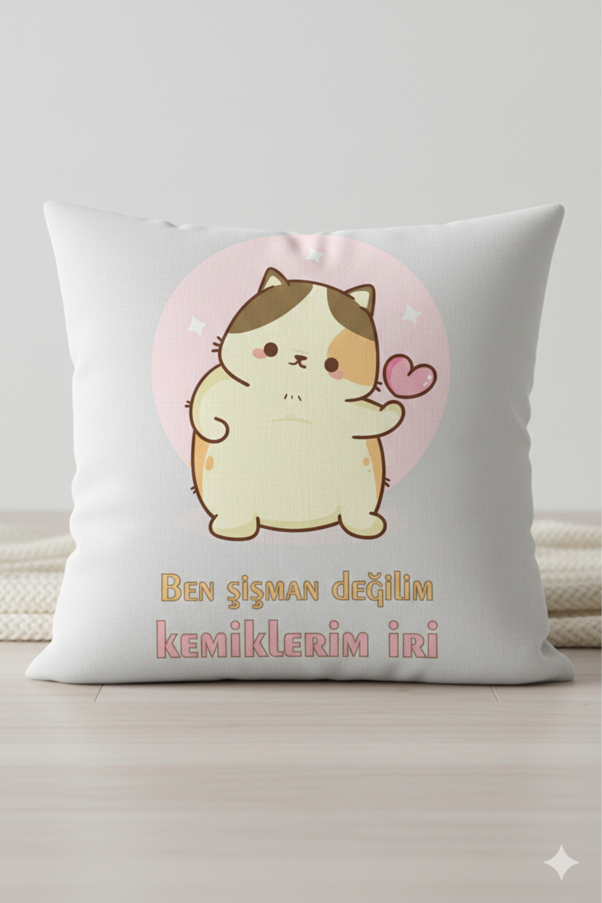 Kemiklerim İri" Motto Tasarımlı Saten Dekoratif Yastık – 30x30 cm