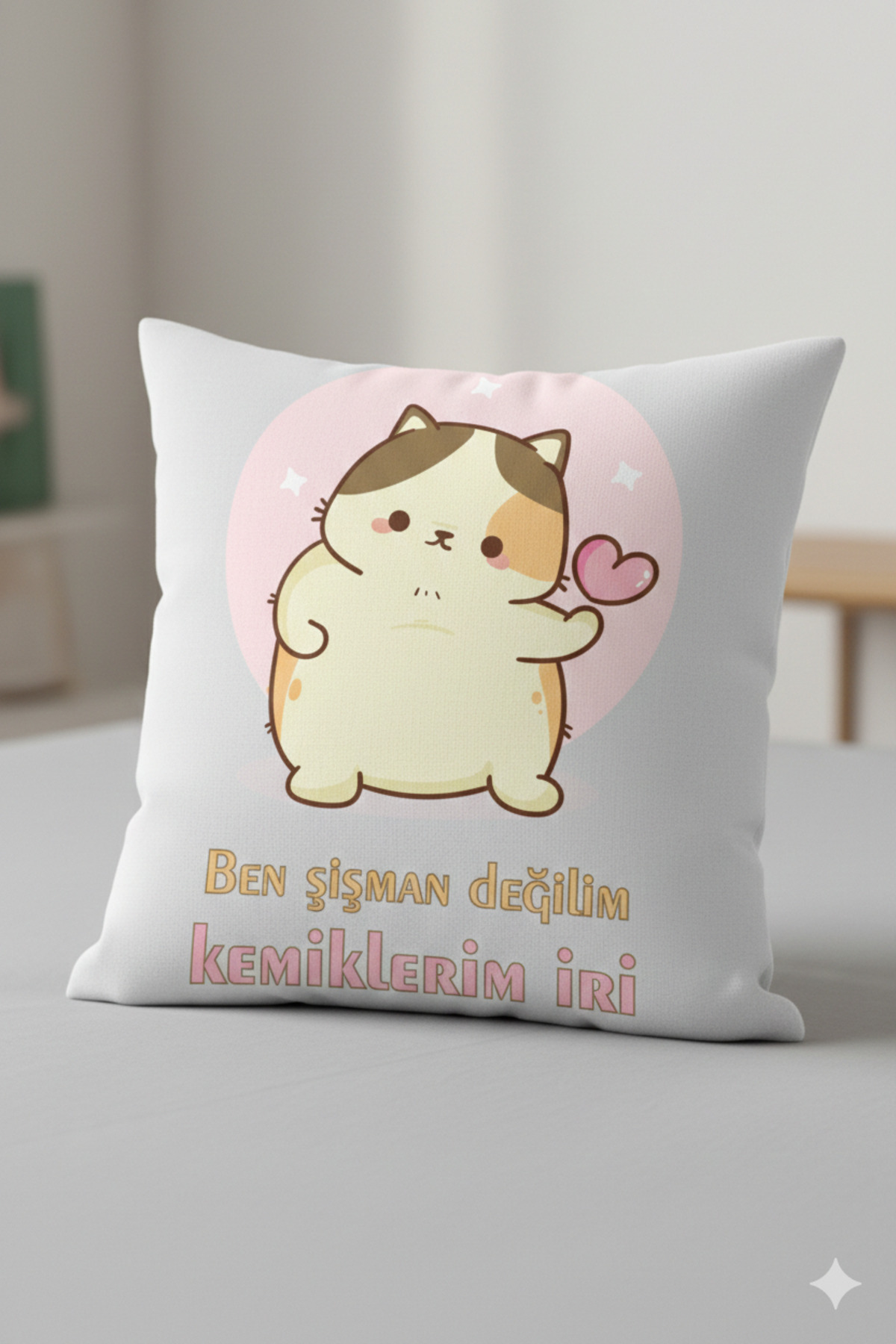 Kemiklerim İri" Motto Tasarımlı Saten Dekoratif Yastık – 30x30 cm