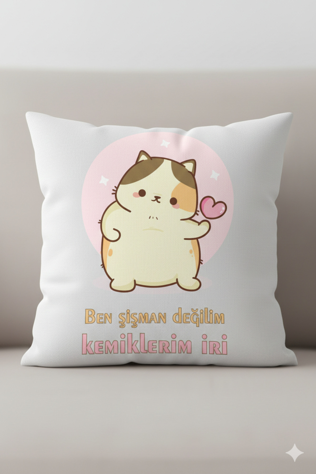 Kemiklerim İri" Motto Tasarımlı Saten Dekoratif Yastık – 30x30 cm